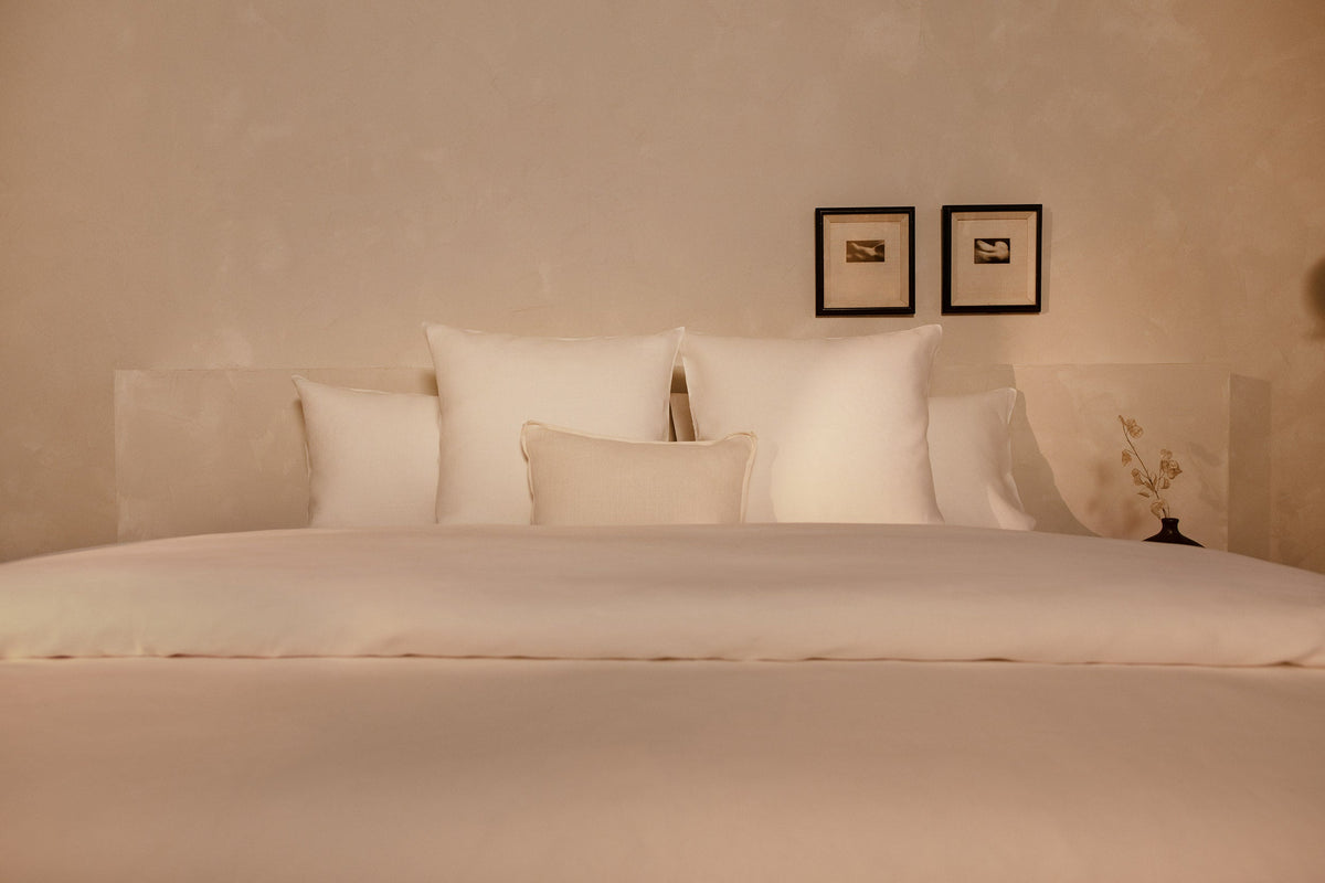 A image of an elegantly made bed in 100% linen with LETTO Lino Primo pillows and duvet cover. data-image-id=