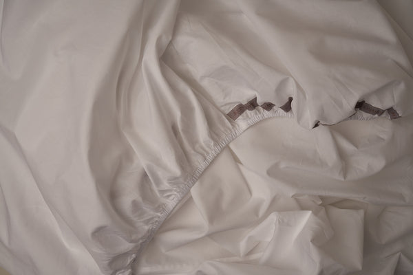 Cool and crisp LETTO Classic Cotton Percale fitted sheet in color white, made in Italy.