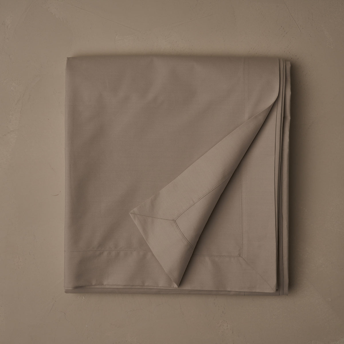 Crisp and cool LETTO Classic Cotton Percale flat sheet in color gray, made in Italy data-image-id=