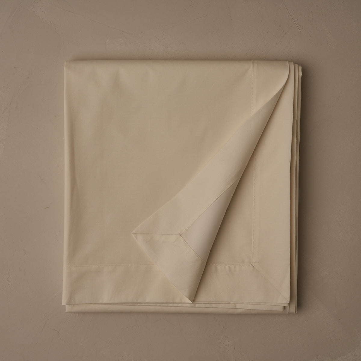 Crisp and cool LETTO Classic Cotton Percale flat sheet in color ivory, made in Italy data-image-id=