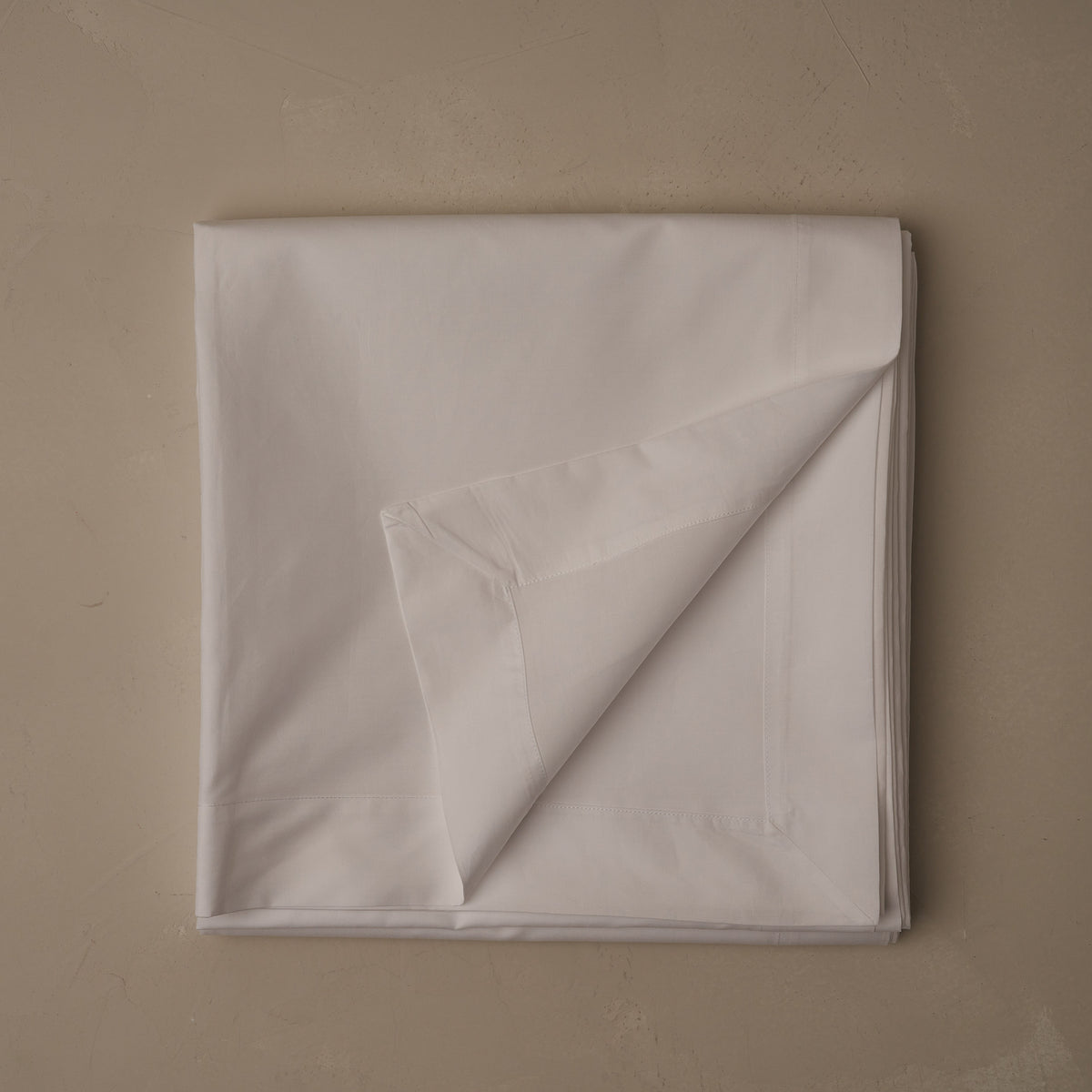 Crisp and cool LETTO Classic Cotton Percale flat sheet in color white, made in Italy data-image-id=