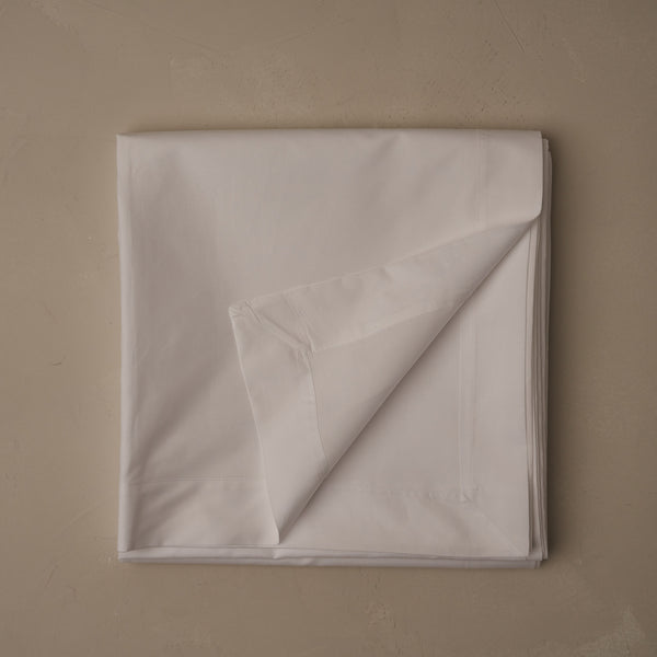 Crisp and cool LETTO Classic Cotton Percale flat sheet in color white, made in Italy