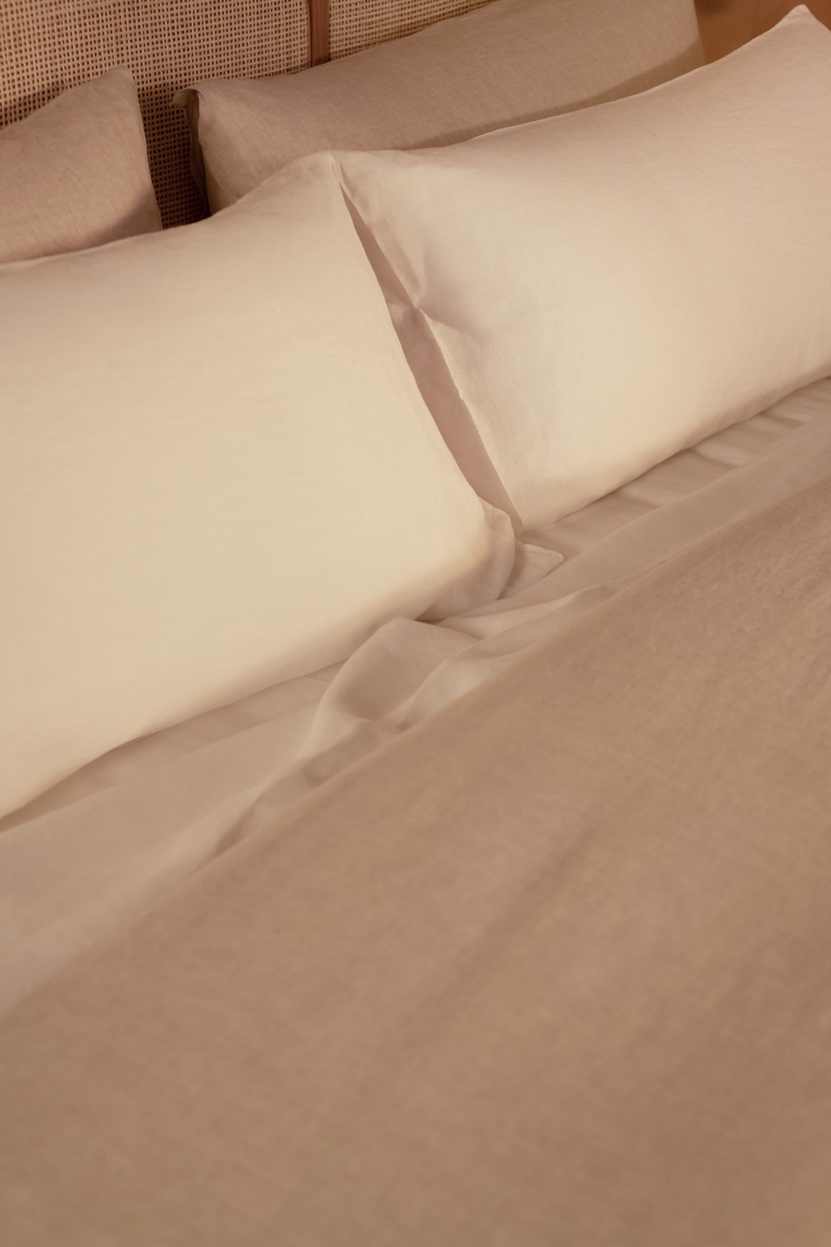 Close up image of LETTO Classic Linen sheets and duvet cover. data-image-id=