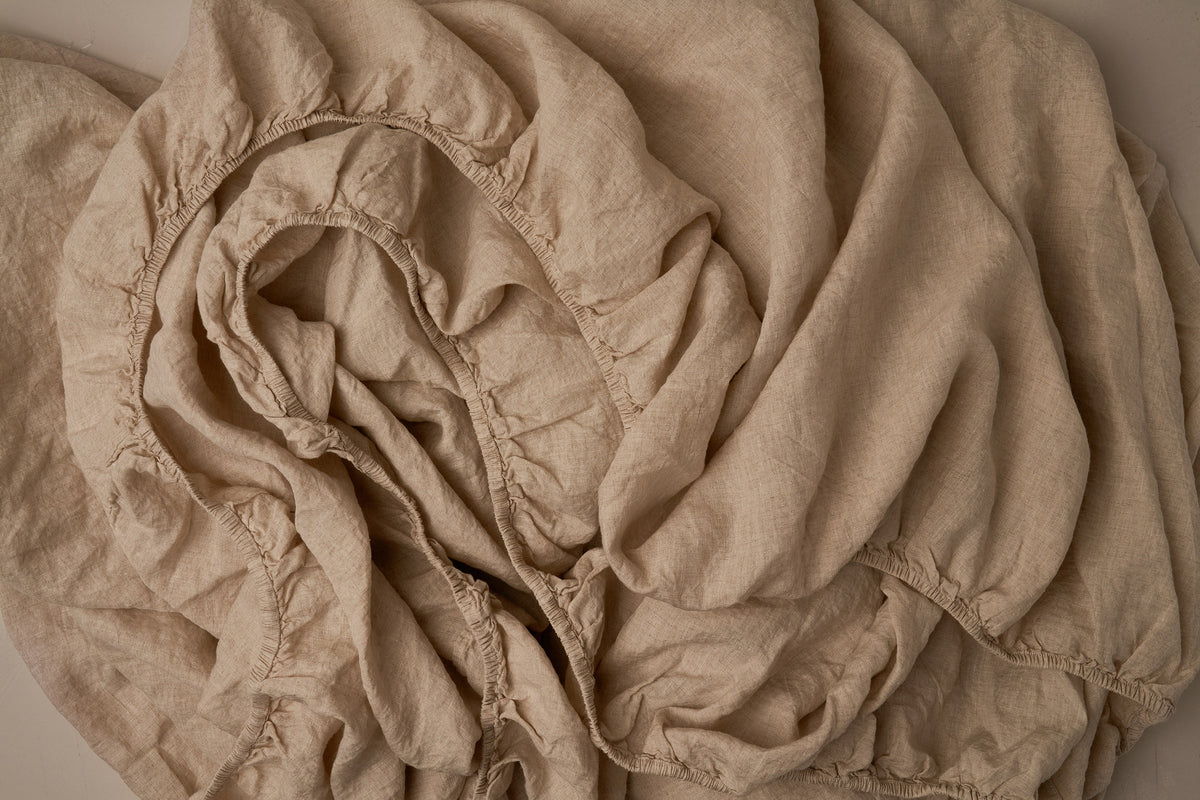 Relaxed and breathable LETTO Classic Linen fitted sheet in color natural, made in Italy. data-image-id=