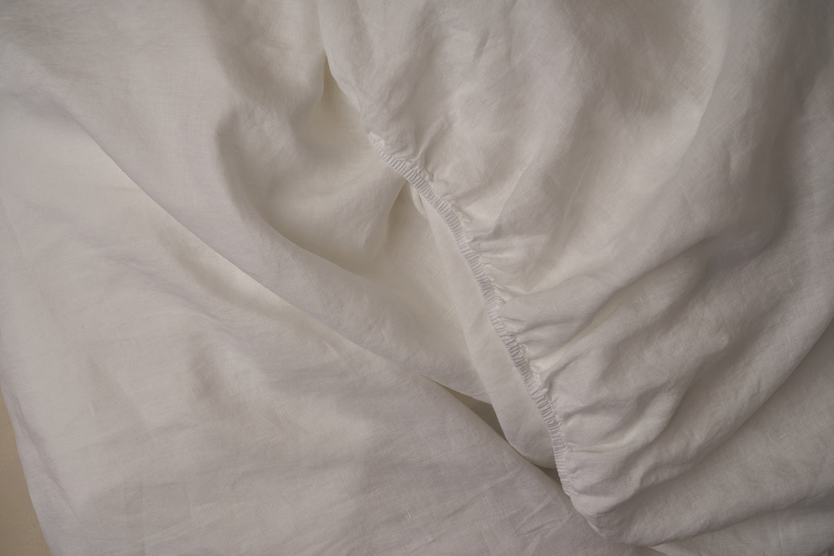 Relaxed and breathable LETTO Classic Linen fitted sheet in color white, made in Italy. data-image-id=