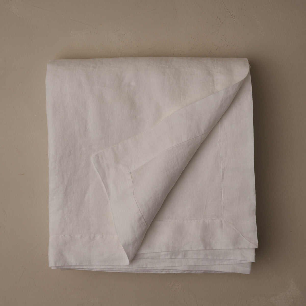 Relaxed and breathable LETTO Classic Linen flat sheet in color white, made in Italy data-image-id=