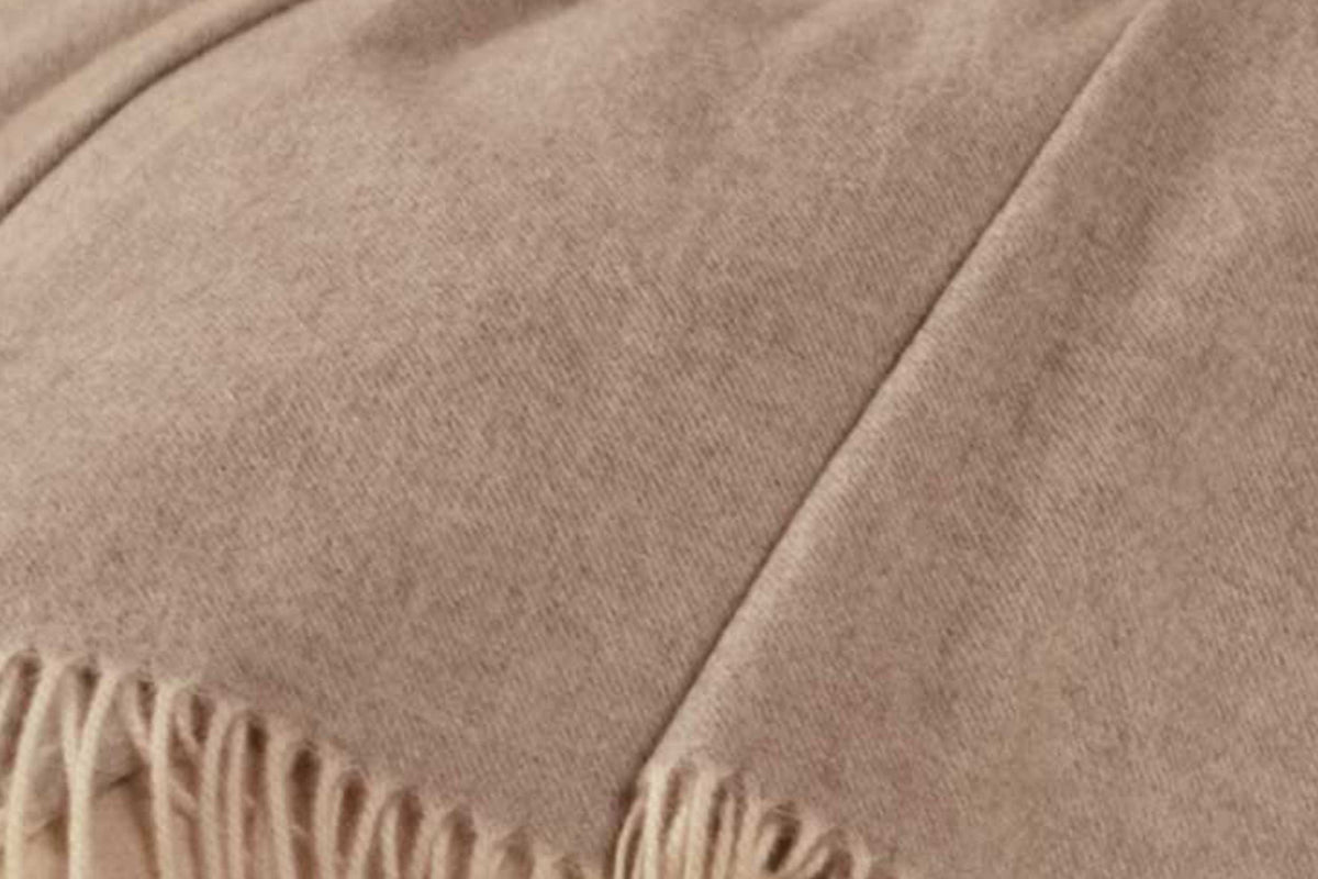 Close up image of the LETTO Coccola 100% cashmere woven throw blanket in light gray. data-image-id=