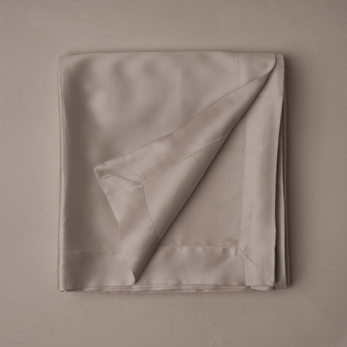 Smooth and silky LETTO Woodland Silk beechwood modal flat sheet in color gray, made in Italy data-image-id=