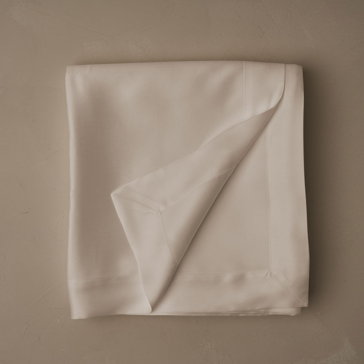 Smooth and silky LETTO Woodland Silk beechwood modal flat sheet in color ivory, made in Italy data-image-id=
