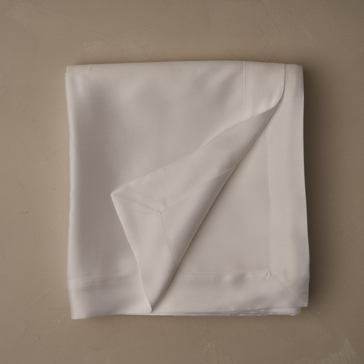Smooth and silky LETTO Woodland Silk beechwood modal flat sheet in color white, made in Italy data-image-id=