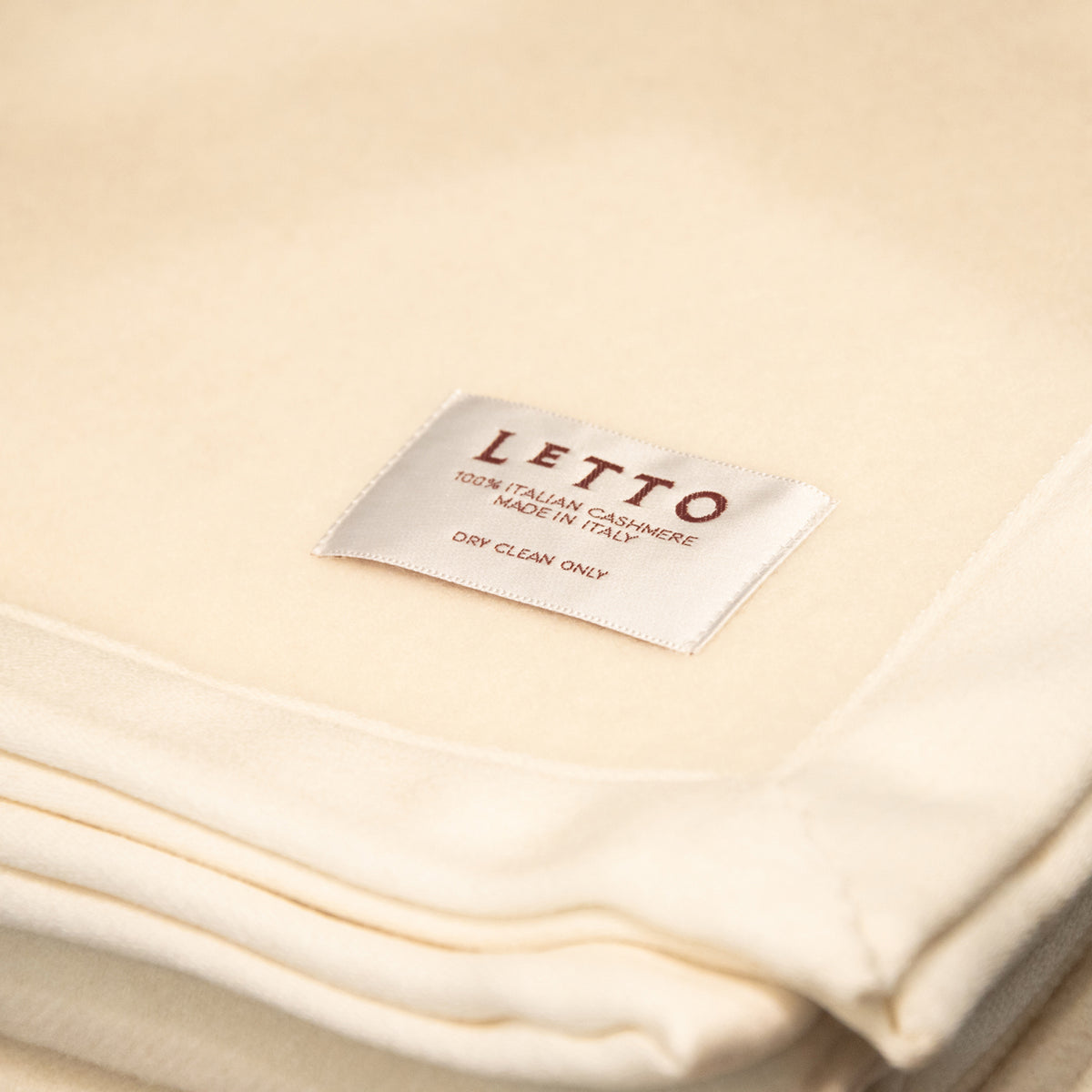 Close-up image of the LETTO Alpina 100% cashmere blanket in color cream. data-image-id=