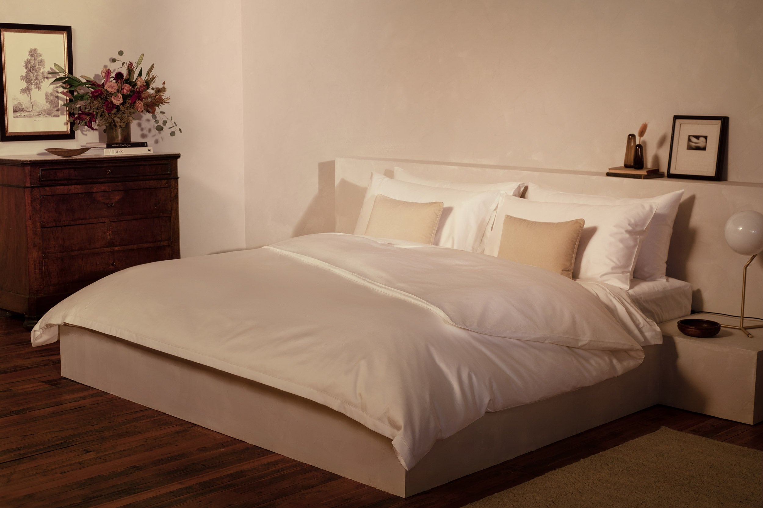 A bedroom with a contemporary platform made with LETTO Giza Reserve Sateen sheets and duvet cover in color white.