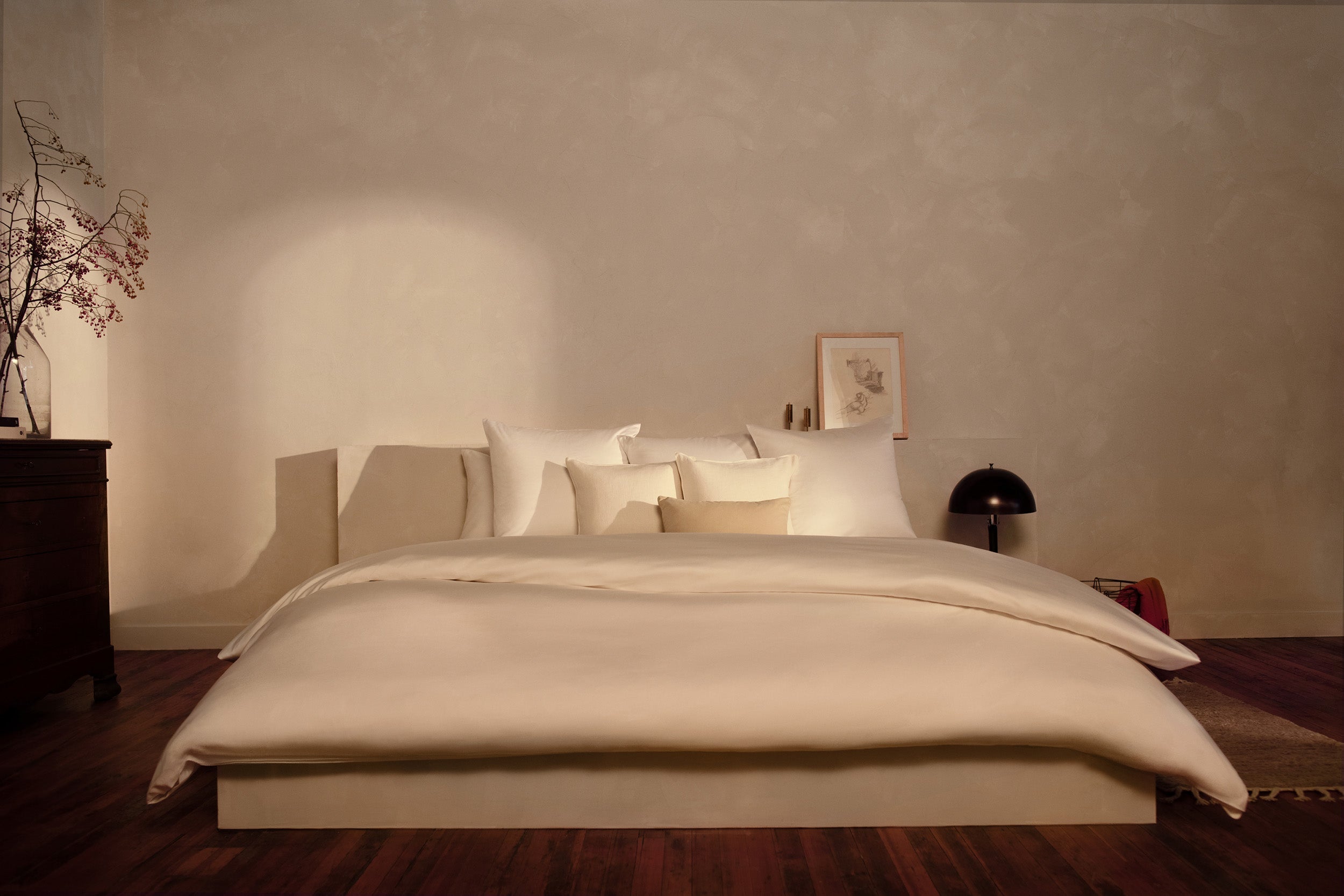 A bedroom with a luxuriously made bed in LETTO Sea Island Cotton Sateen sheets and duvet cover in color white.