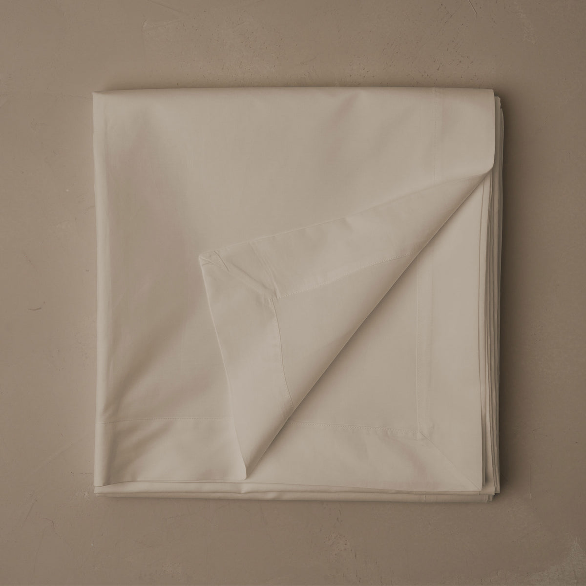 Crisp and cool LETTO Americano Cotton Percale flat sheet in color ivory, made in Italy of American grown Supima cotton data-image-id=