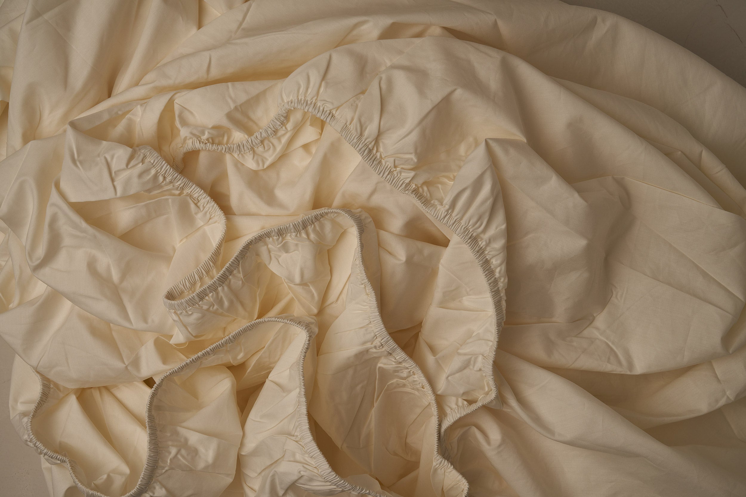 Cool and crisp LETTO Classic Cotton Percale fitted sheet in color ivory, made in Italy.