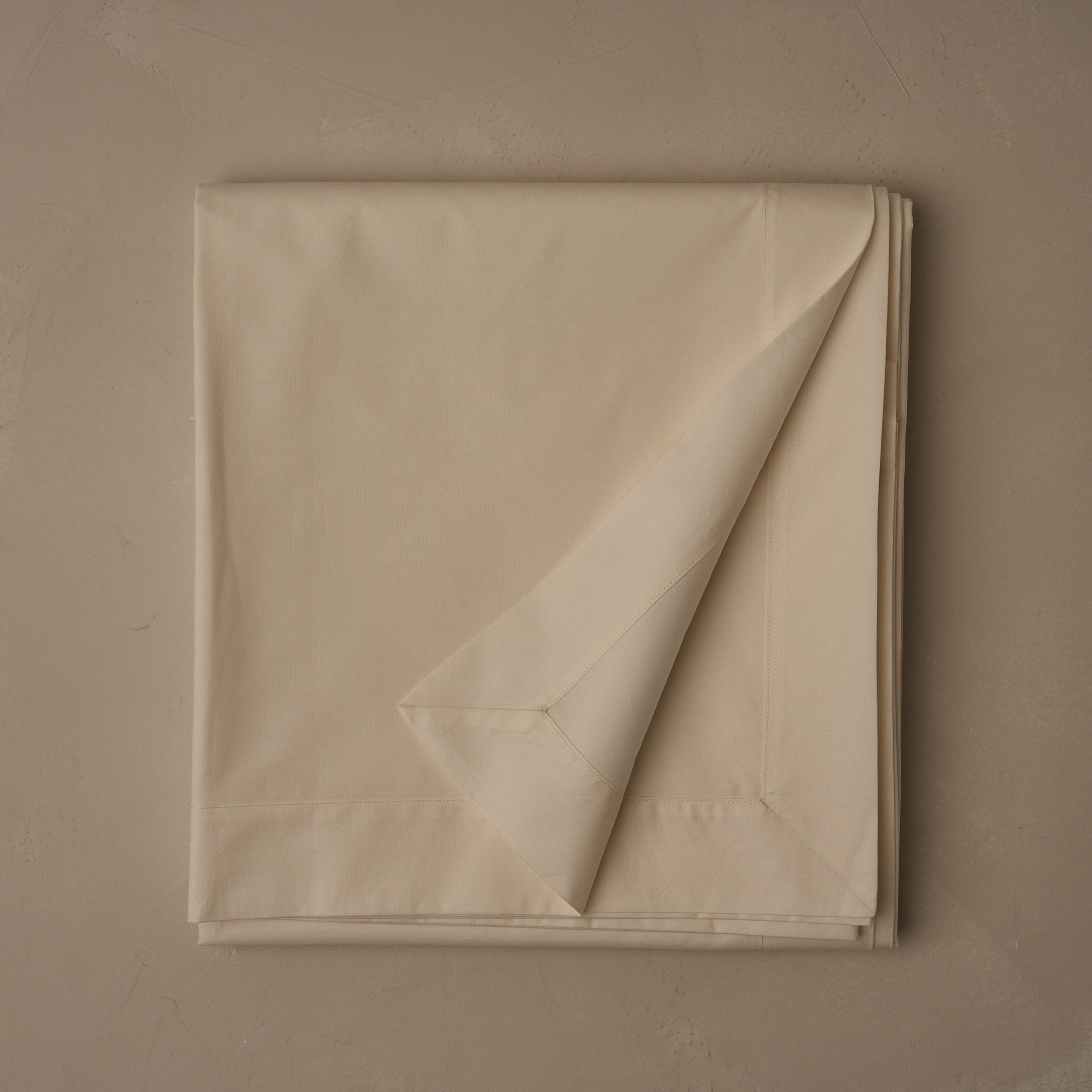 Crisp and cool LETTO Classic Cotton Percale flat sheet in color ivory, made in Italy