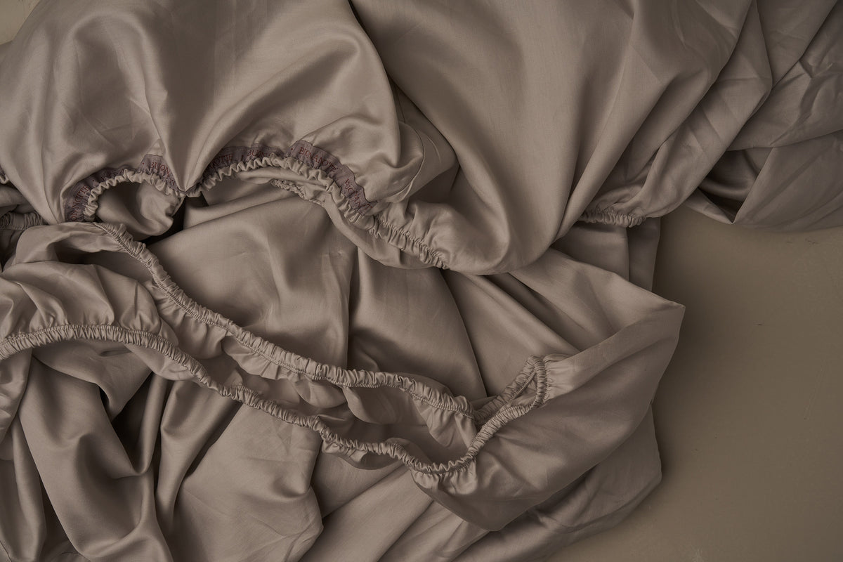 Warm and buttery Classic Cotton Sateen fitted sheet in color gray, made in Italy. data-image-id=