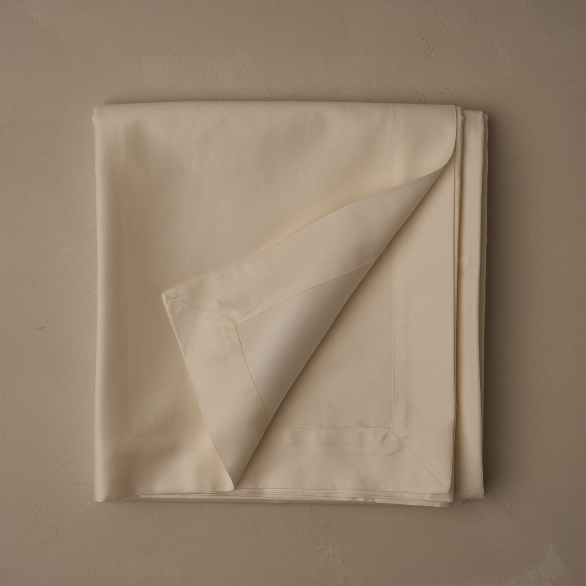 Warm and buttery Classic Cotton Sateen flat sheet in color ivory, made in Italy data-image-id=