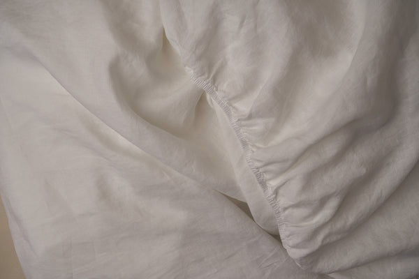 Relaxed and breathable LETTO Classic Linen fitted sheet in color white, made in Italy.