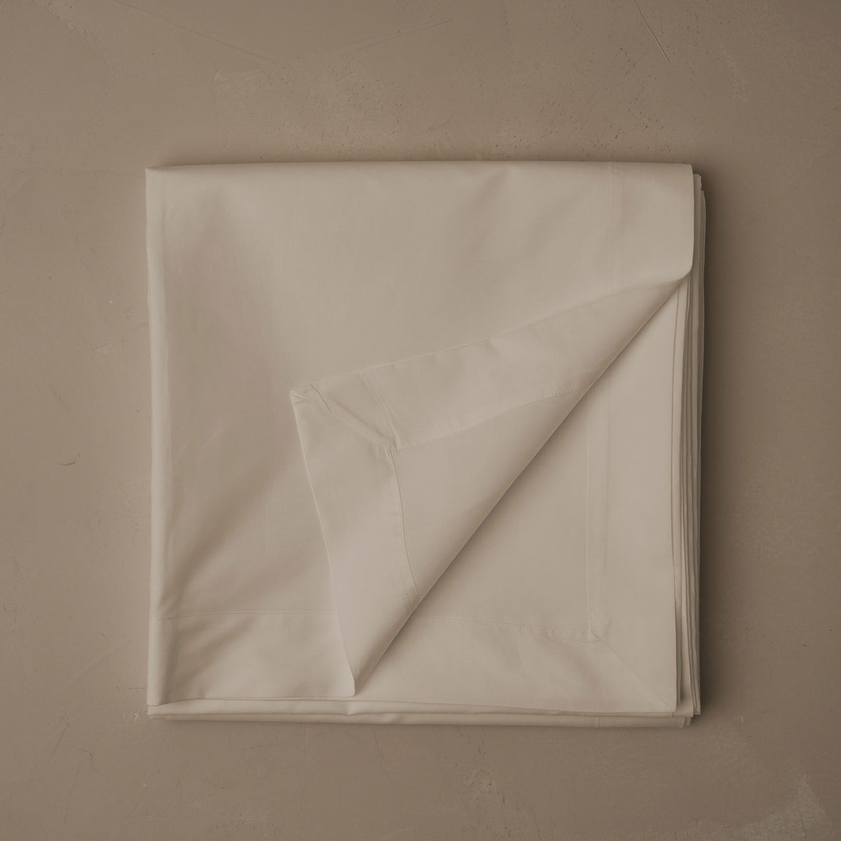 Cool and crisp LETTO Giza Reserve Cotton Percale flat sheet in color ivory, made in Italy. data-image-id=