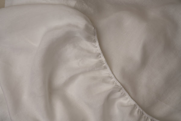 Breathable and relaxed LETTO Lino Primo fitted sheet in 100% linen in color white, made in Italy