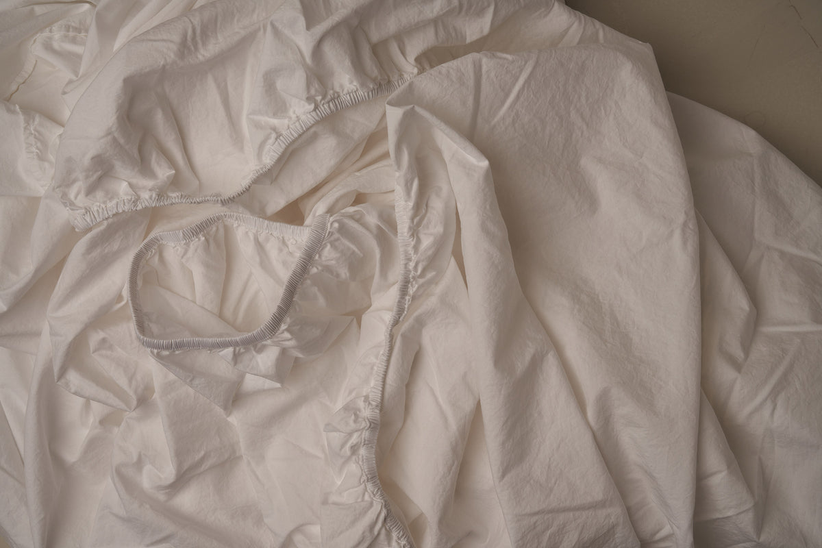 Cool and crisp LETTO 100% Organico Cotton Percale fitted sheet in color white, made in Italy. data-image-id=