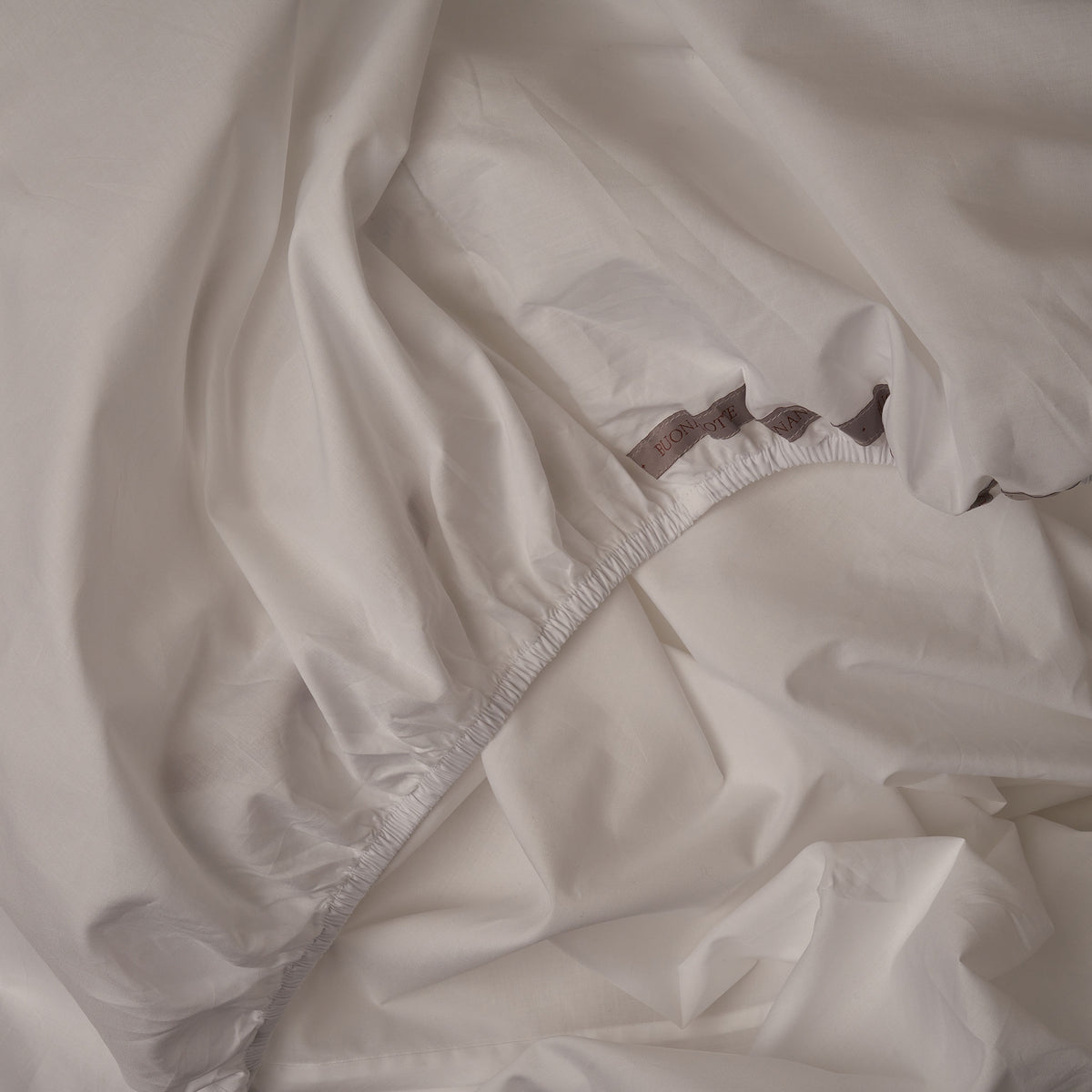 Ultra soft and cool LETTO Sea Island Cotton Percale fitted sheet in color white, made in Italy. data-image-id=