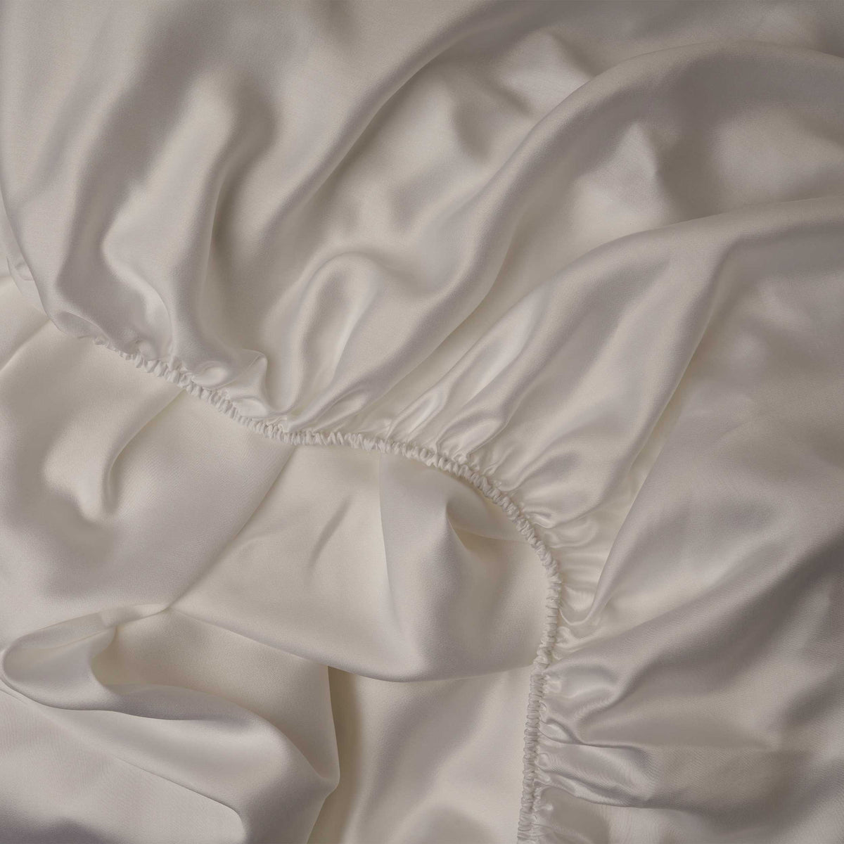 Smooth and silky LETTO Woodland Silk beechwood modal fitted sheet in color white, made in Italy. data-image-id=