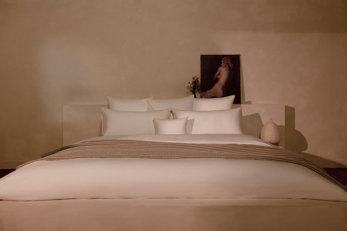 Ultra soft, cool and rare Sea Island cotton percale flat sheet in color white, Made in Italy data-image-id=